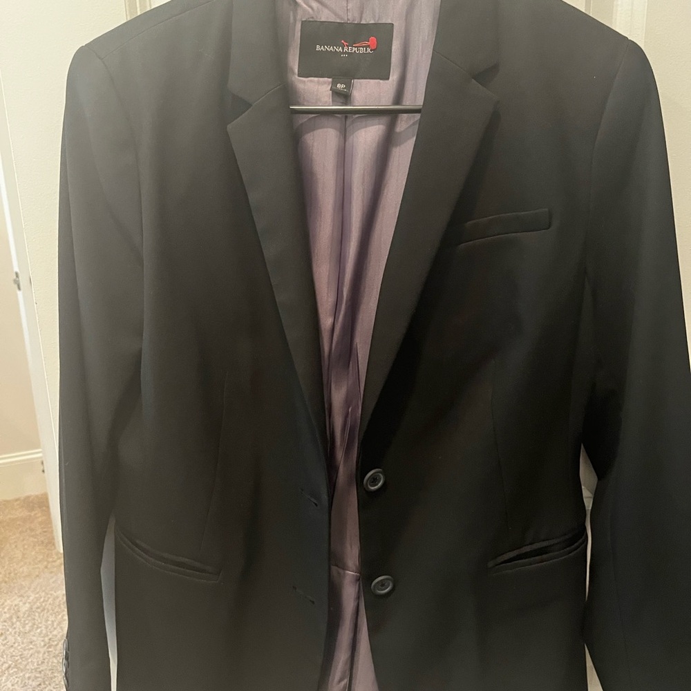 Beautiful black blazer, very flattering!
